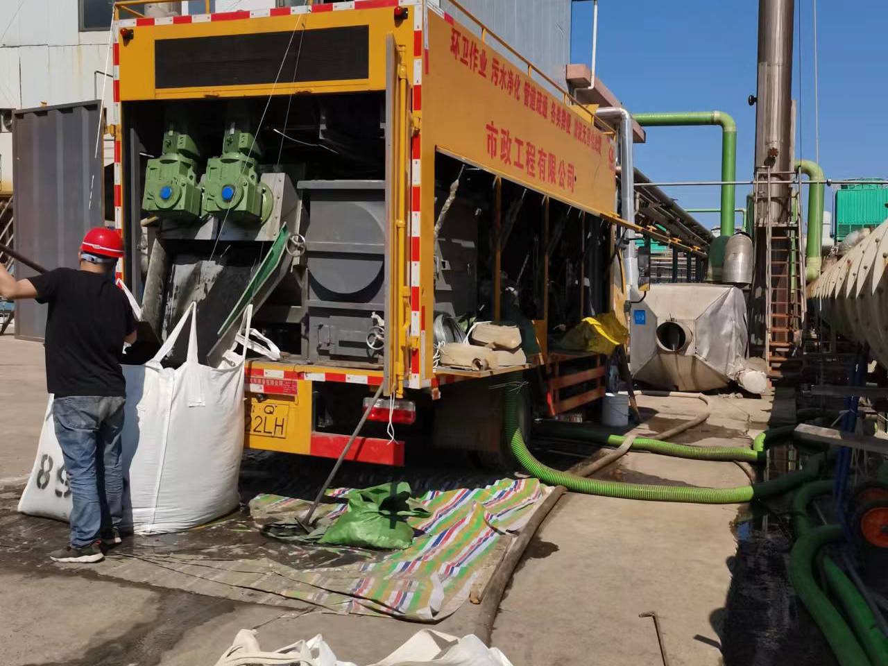 尖峰镇淤泥压干处理