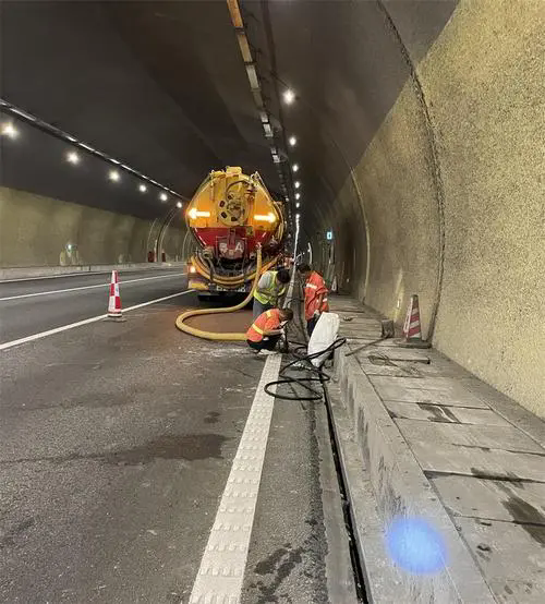 尖峰镇隧道排水渠清淤